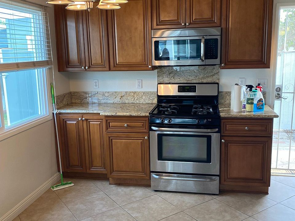 1st image of 215 Flower St #B
