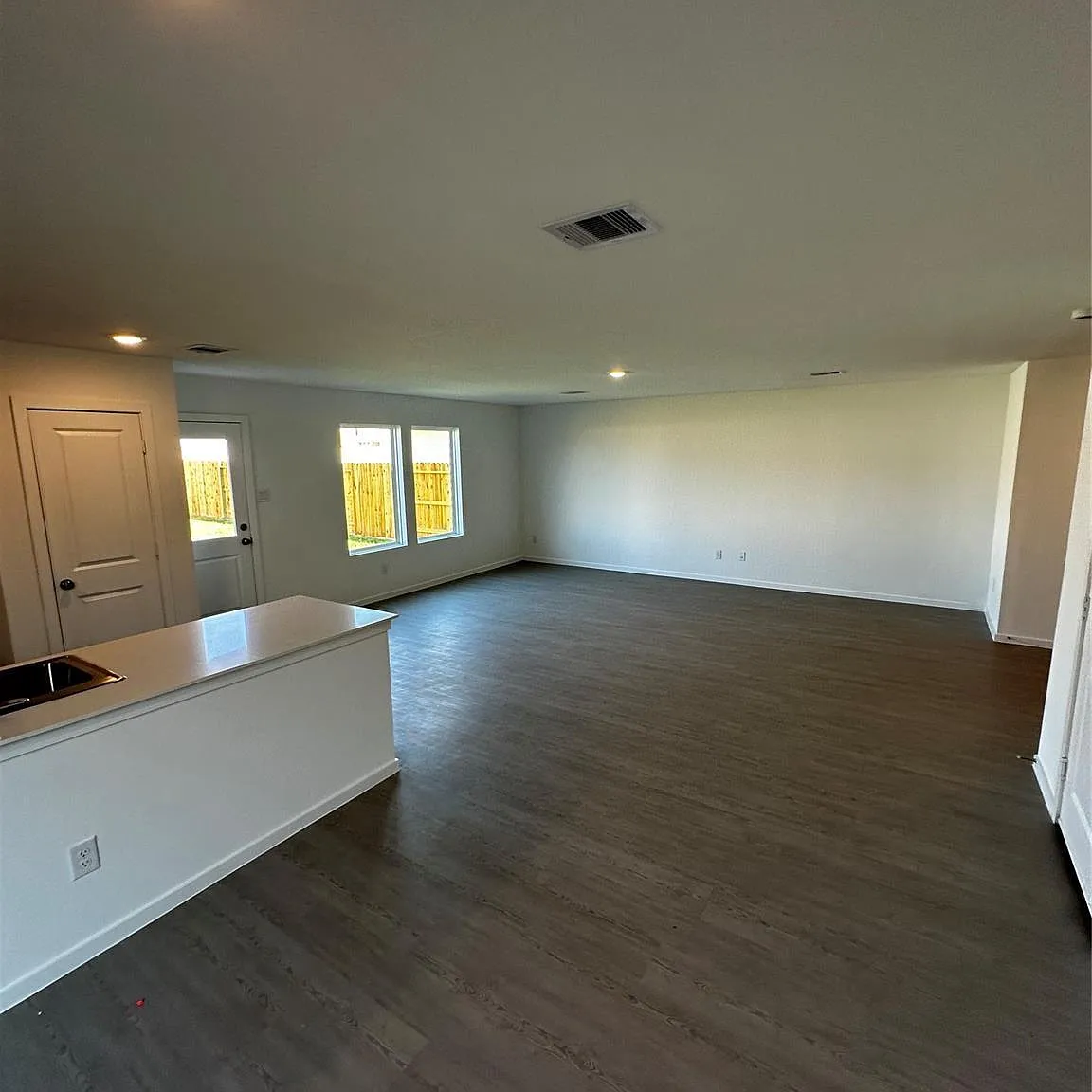 4 bed, 2.5 bath, 2039 sqft, $3,000 — Photo 3