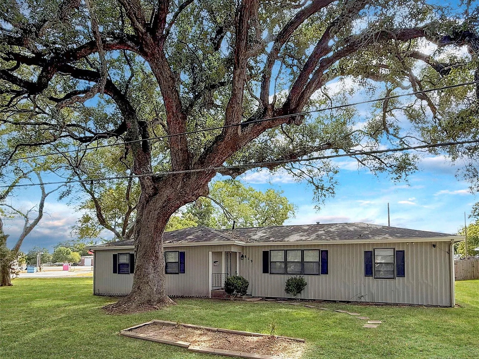 3 bed, 2.0 bath, 1456 sqft, $1,450 — Photo 1