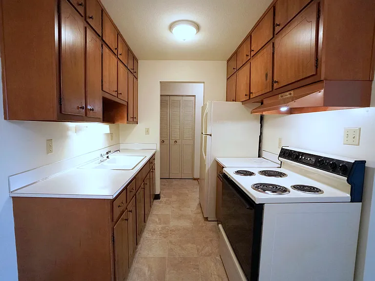 Colonial Terrace — Photo 26