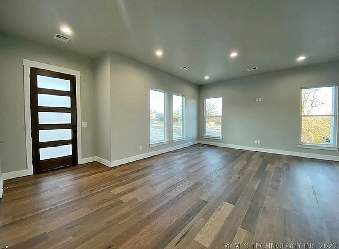 3 bed, 2.5 bath, 1858 sqft, $2,200 — Photo 3