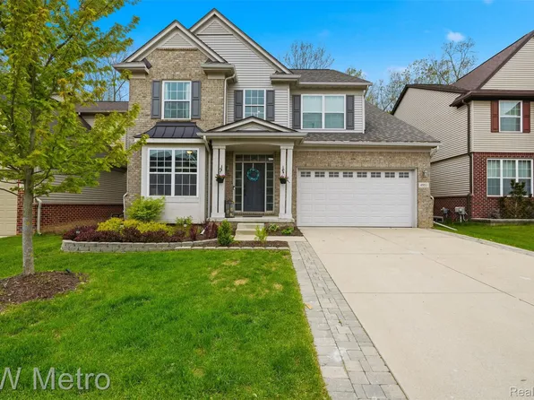 4953 W Stonegate Cir, Lake Orion, MI 48359