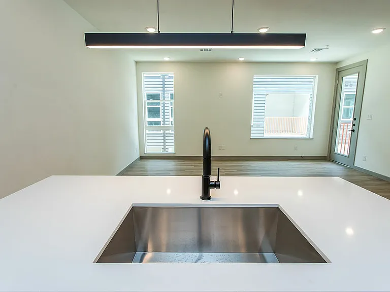 4001 Roseland Ave — Photo 96