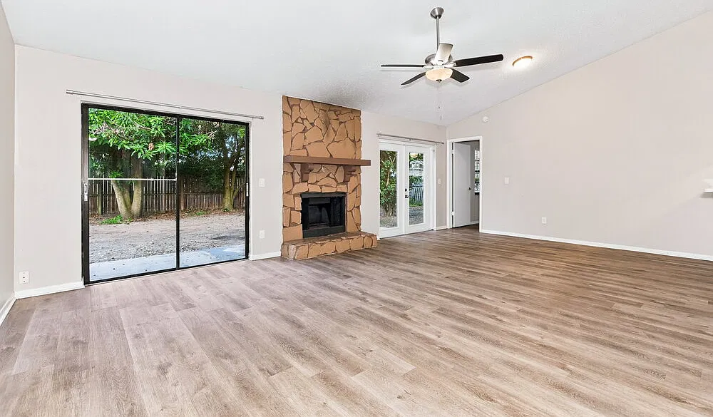 3 bed, 2.0 bath, 1392 sqft, $2,150 — Photo 4