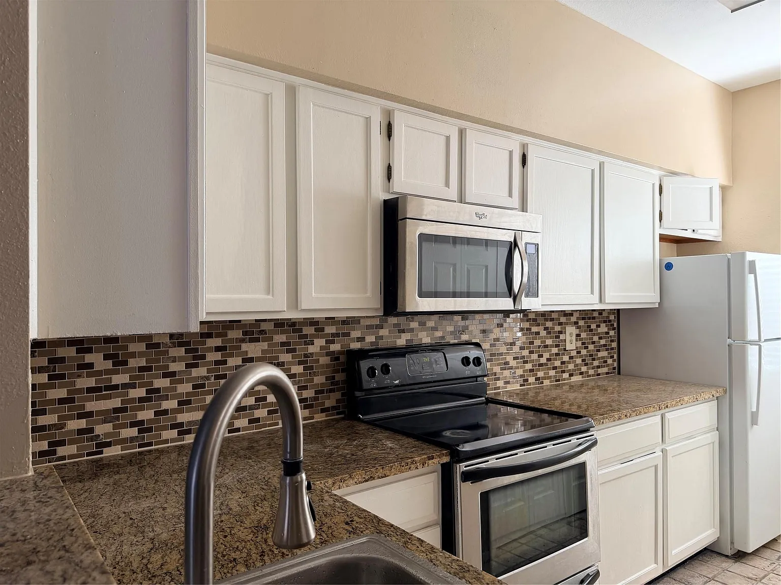 2 bed, 2.5 bath, 1368 sqft, $1,600 — Photo 4