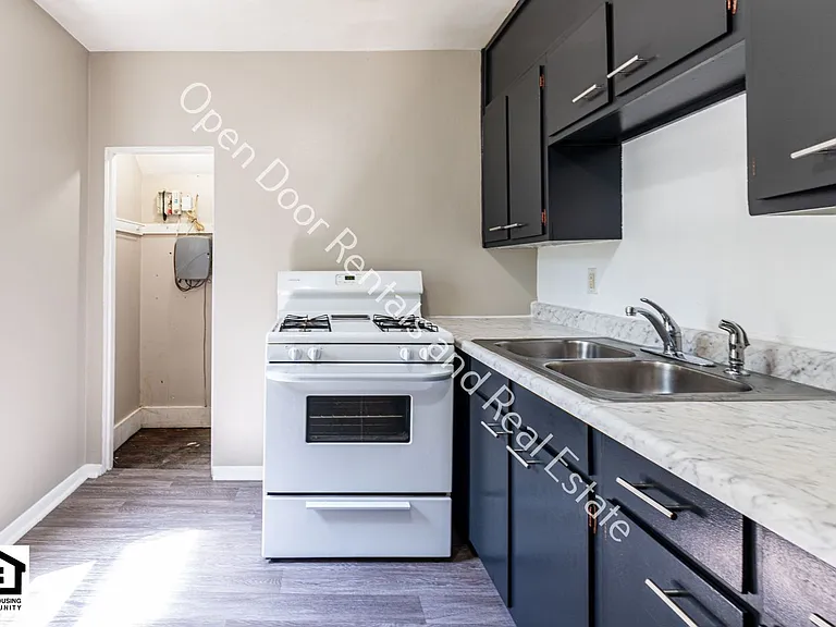 3112 Thompson Ave — Photo 4