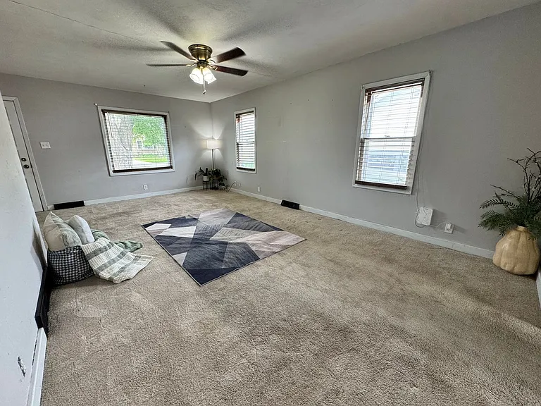 230 E Gilbert Dr — Photo 4