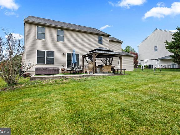 3rd image of 421 Harmony Ln