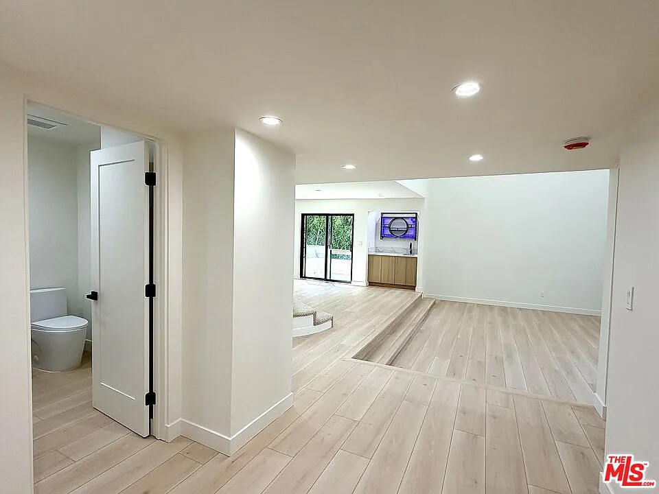 2 bed, 2.5 bath, 2343 sqft, $5,495 — Photo 4