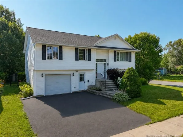 86 Rebecca Dr, Fredericton, NB E3B 9N4