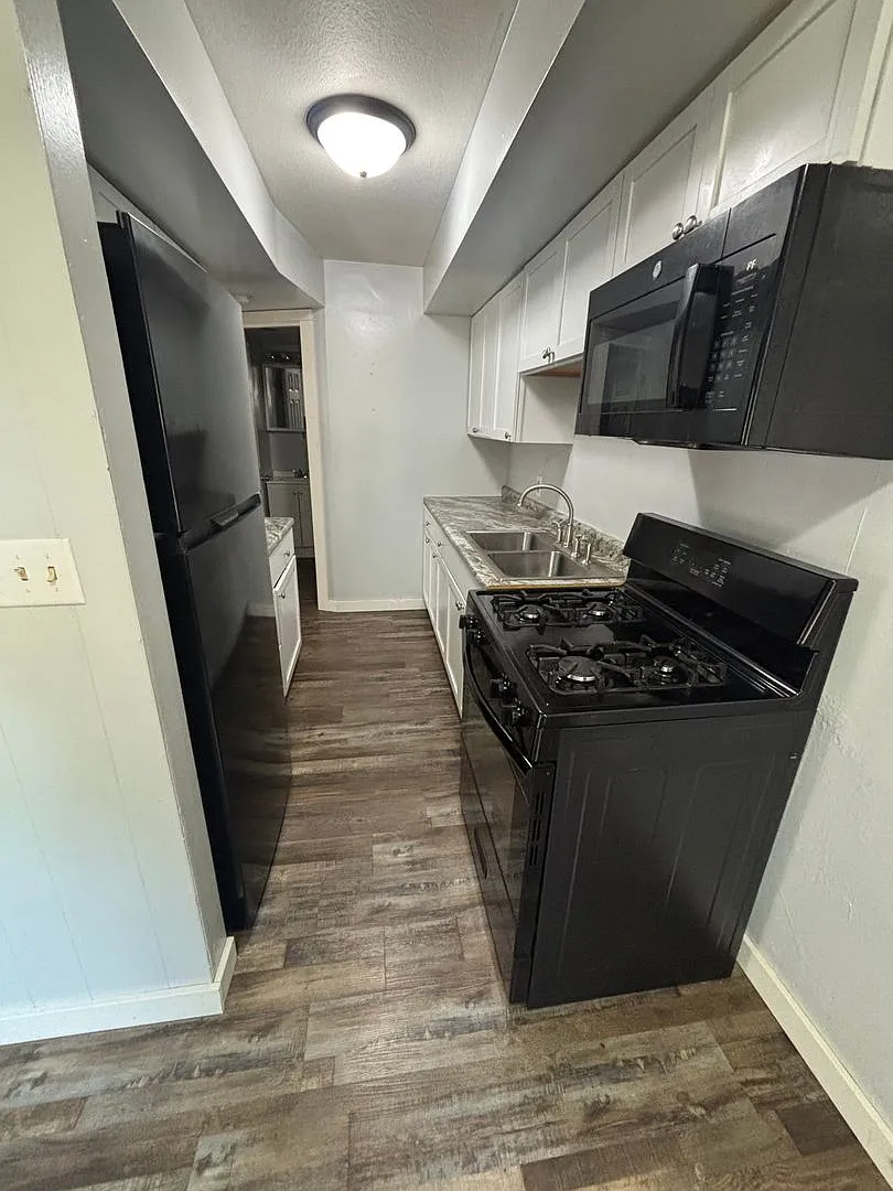 918 Denton St — Photo 3