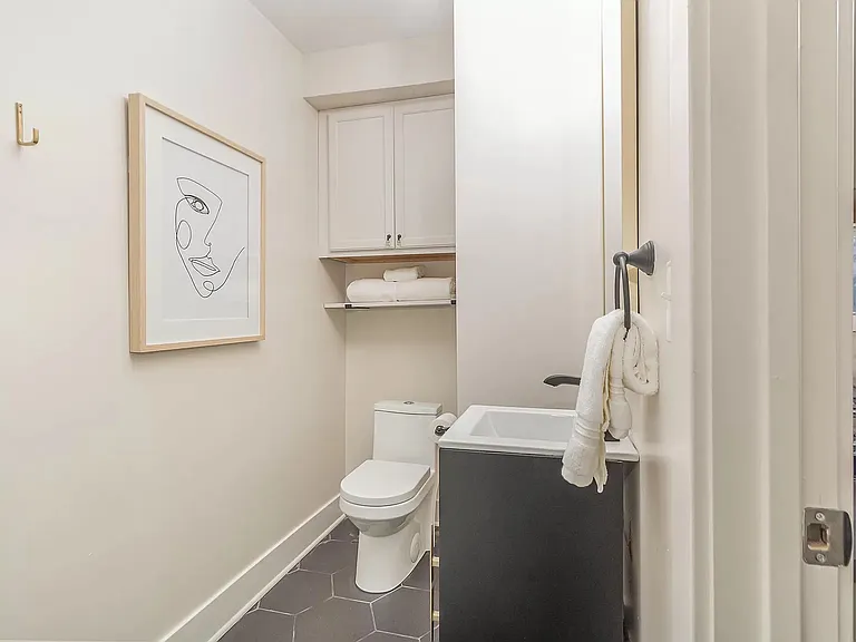 313 W 7th St #1 — Photo 12