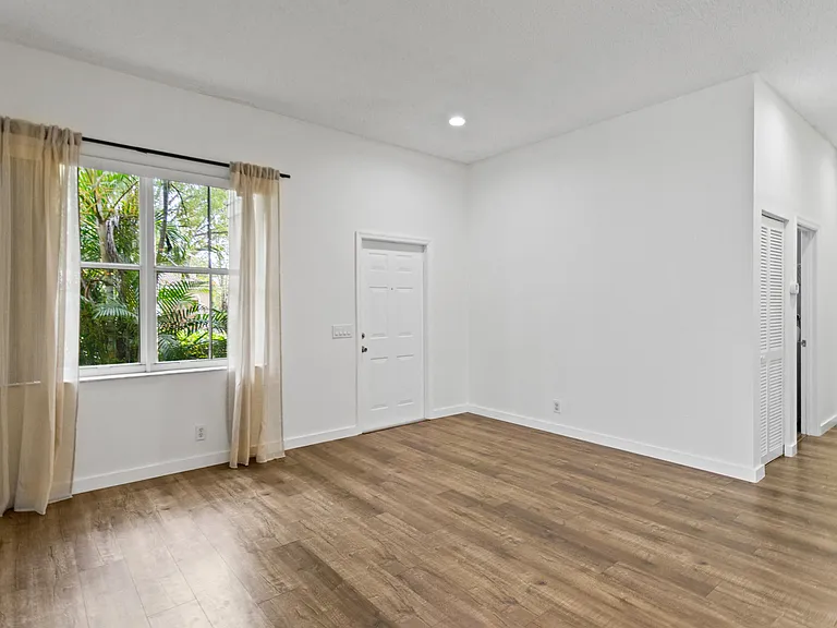 1071 Bluewood Ter — Photo 4