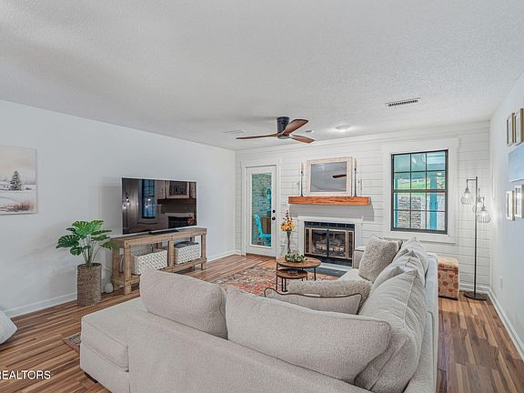 2nd image of 453 Amanda Cir