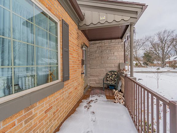3rd image of 1241 W Larch Ave