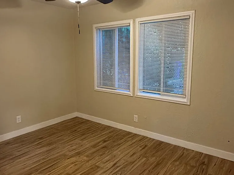 225 E Louise Ave — Photo 13