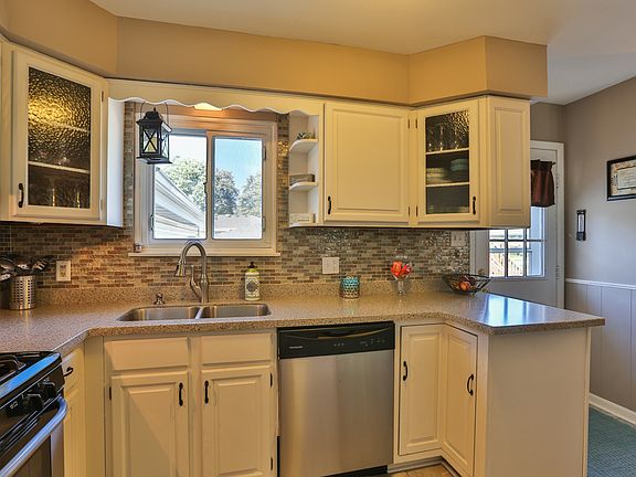 5th image of 3133 99th St