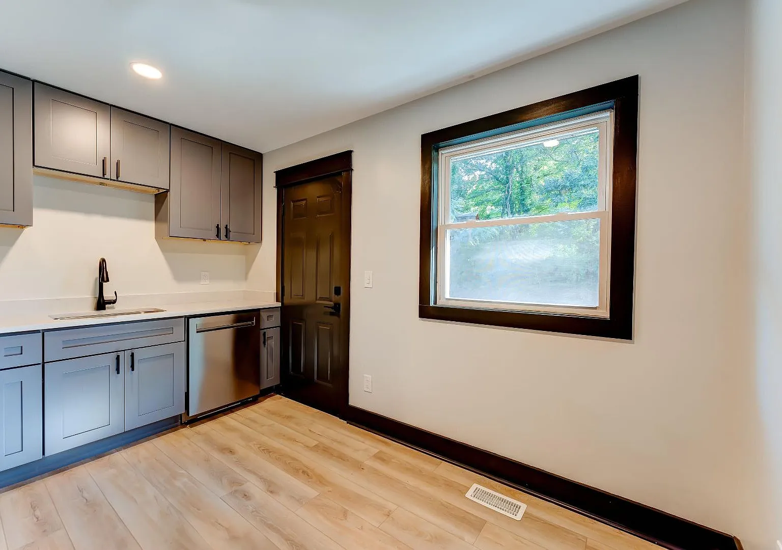 2436 Belvedere Ave - Apt 2 — Photo 4