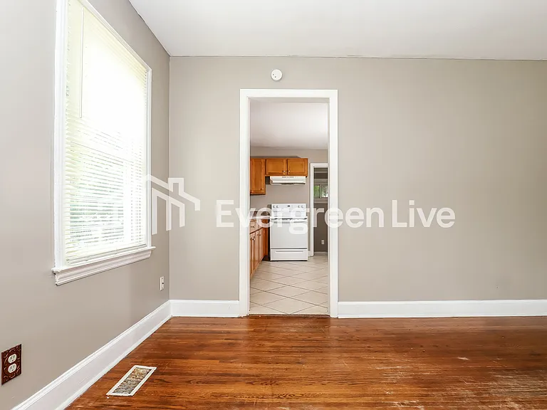 1113 Cedrow Dr — Photo 7