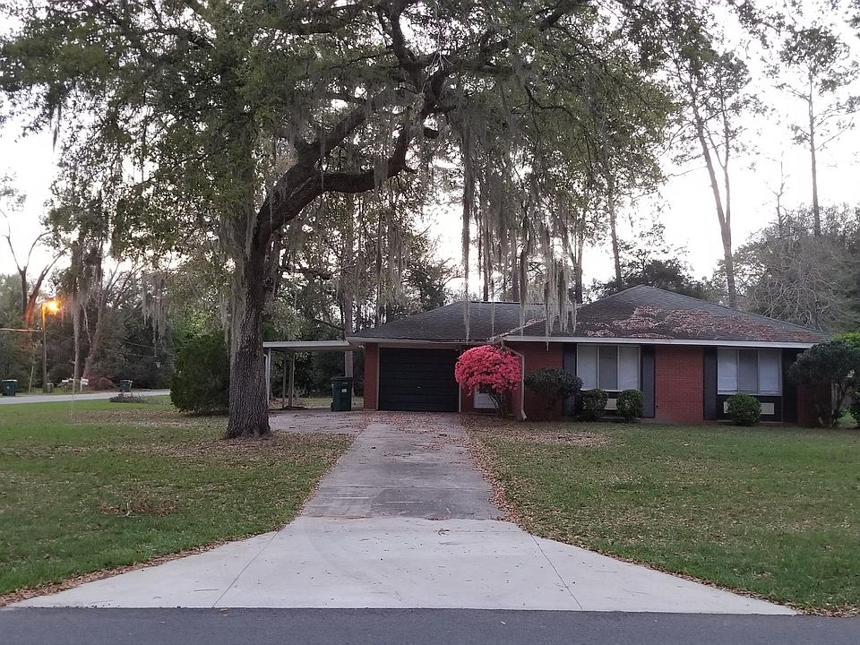 Front of house with driveway