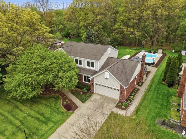 8876 Wintercove Dr, Commerce Township, MI 48382