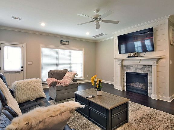 5th image of 131 Balmoral Dr