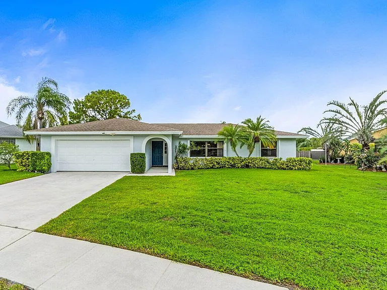 1849 Tulip Ln — Photo 1