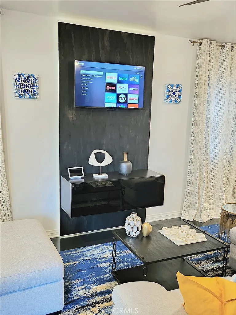 2 bed, 843 sqft, $5,650 — Photo 3