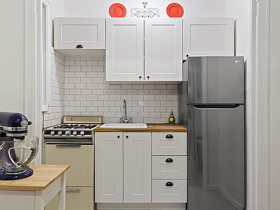 3rd image of 123 E 88th St APT 4B