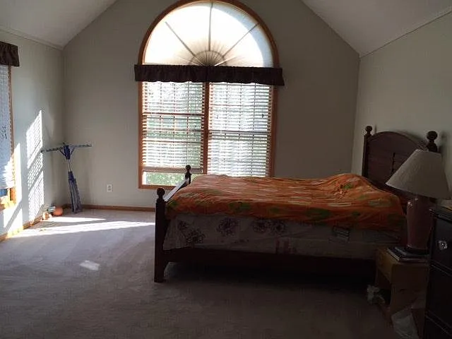 6 bed, 3.5 bath, 3556 sqft, $2,500 — Photo 2