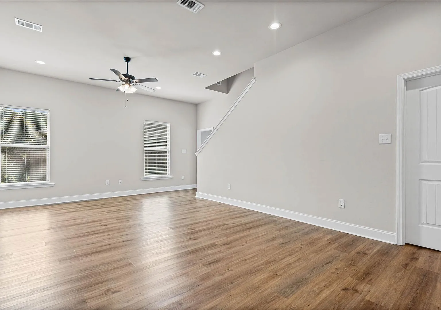Great Location In Cypress Gates Community — Photo 3