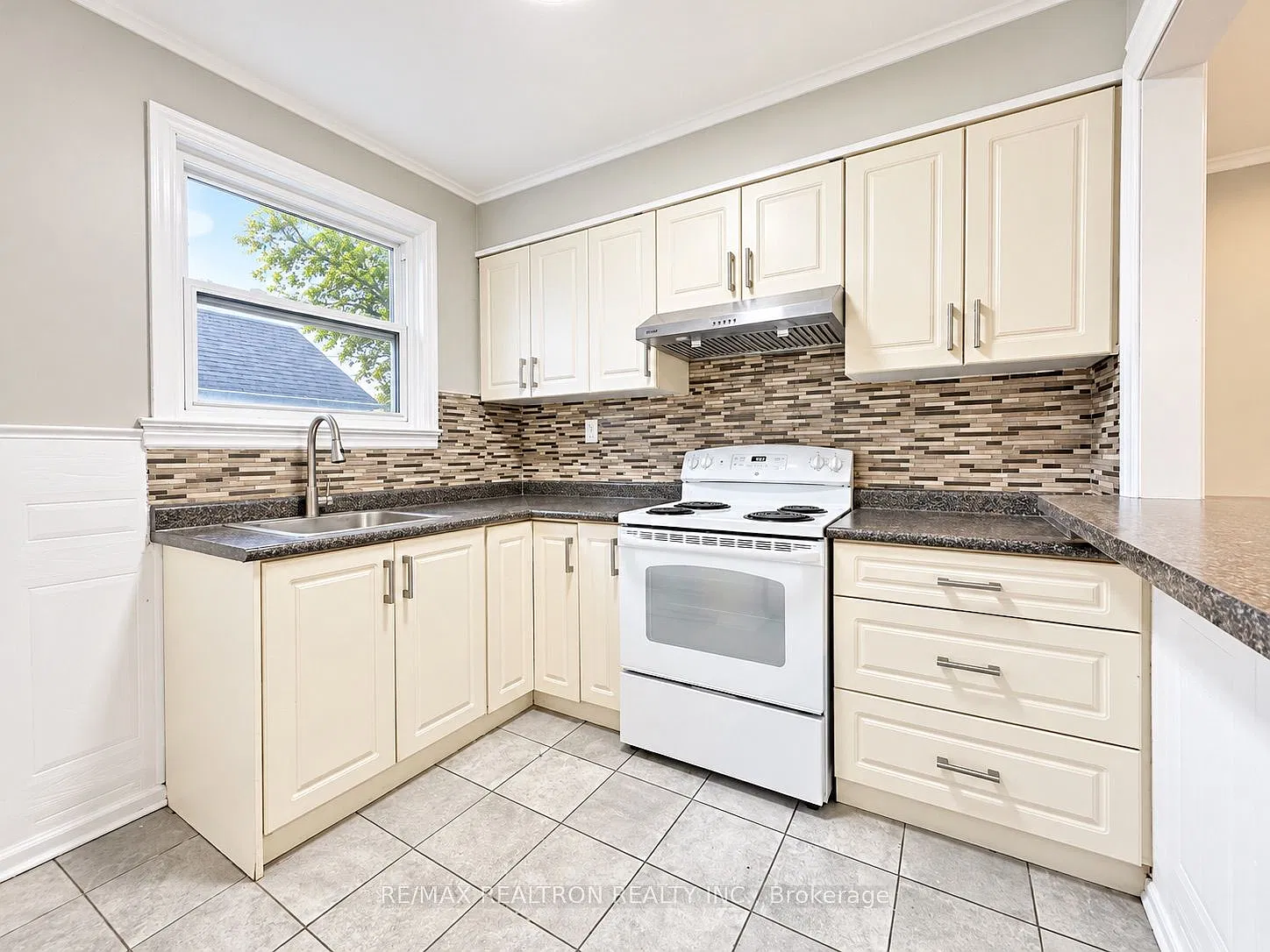 6 bed, $2,500 — Photo 3
