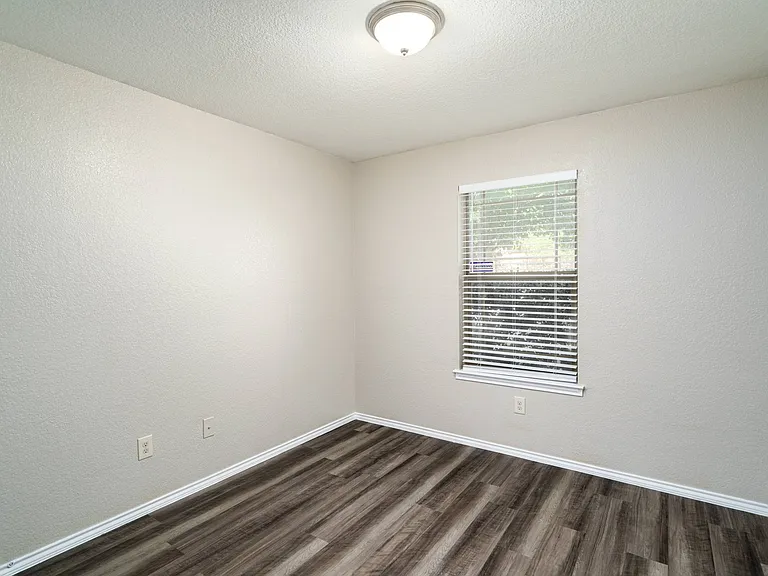 910 Trilby — Photo 9