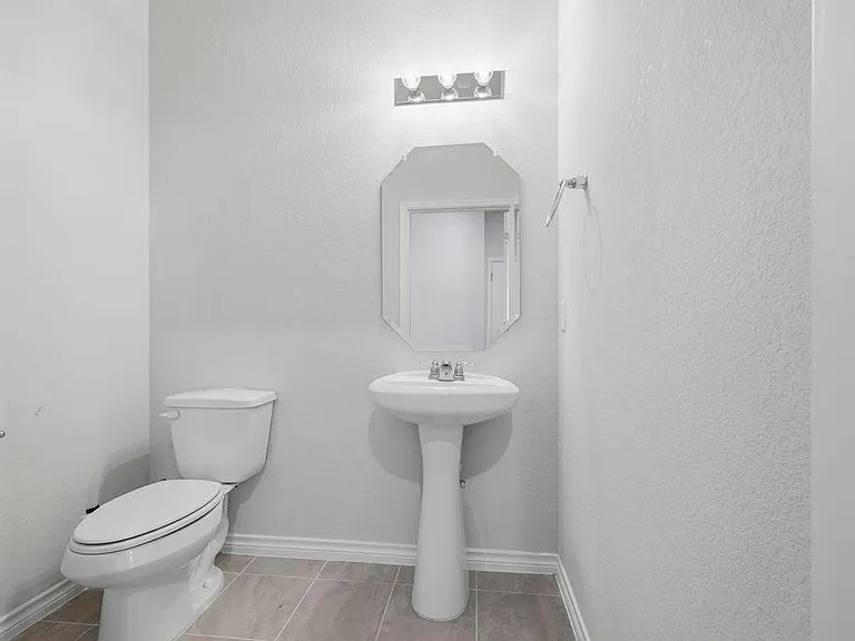 245 Leeland Dr — Photo 11
