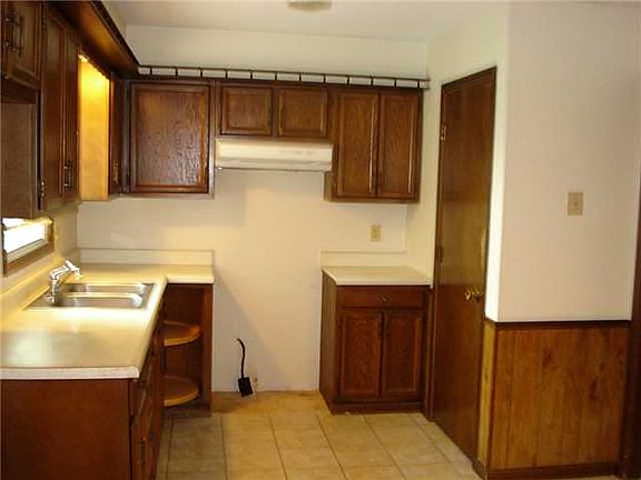 4th image of 170 Derome Dr