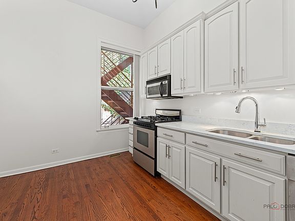 3rd image of 421 W Oakdale Ave APT 4
