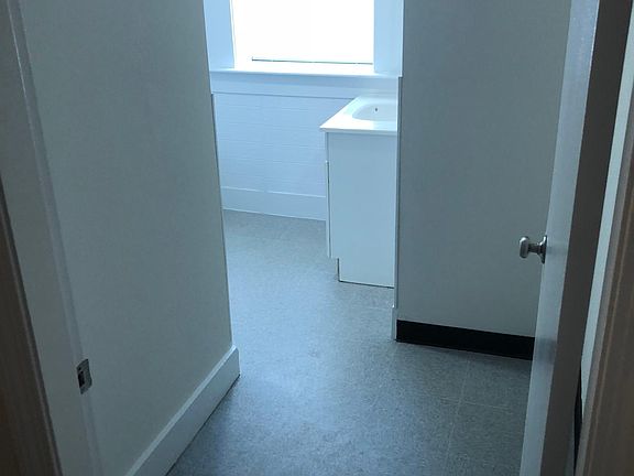 5th image of 73 Bank St APT A