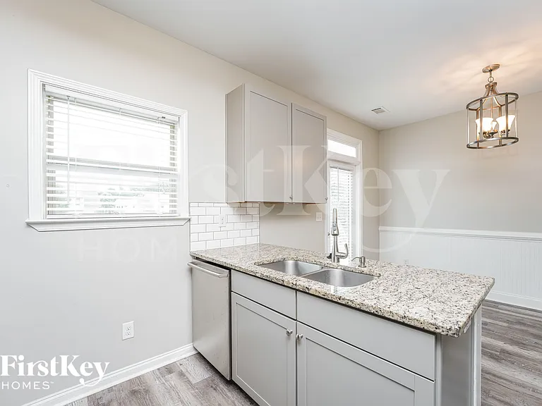1035 Sutherland Dr — Photo 7