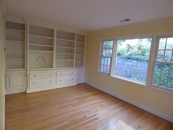 Library/Family Room w/built-ins