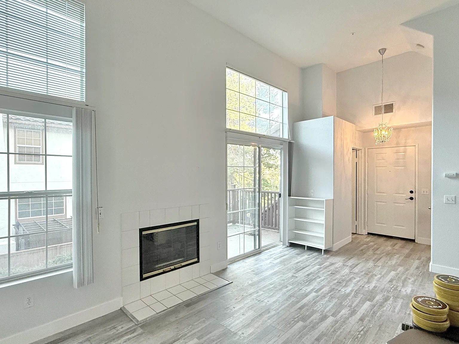 3 bed, 2.5 bath, 1553 sqft, $4,100 — Photo 2
