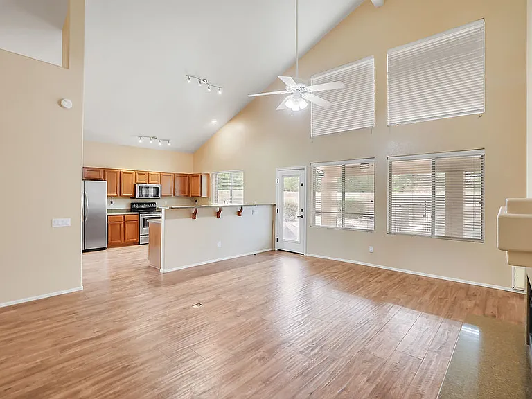 1380 N Concord Ave — Photo 5