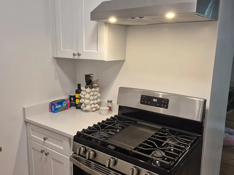 Kitchen corner. New stove, excellent oven temperature