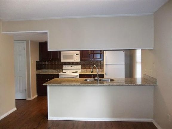 3rd image of 2324 Oxford Pl