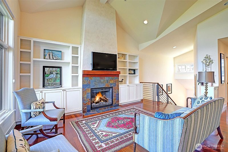 5th image of 1095 Essex Street #2
