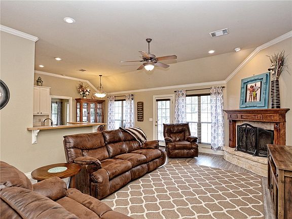 4th image of 230 Whispering Valley Dr