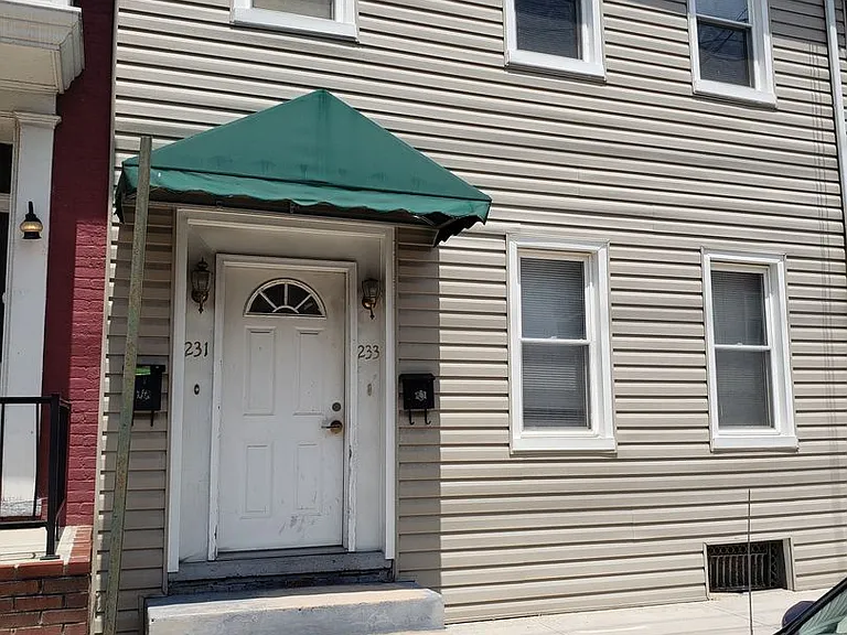 231-233 E King St — Photo 1