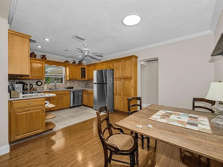 253 Park Cir S — Photo 15