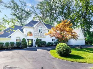 19395 Waterview Rd, Grosse Ile, MI 48138