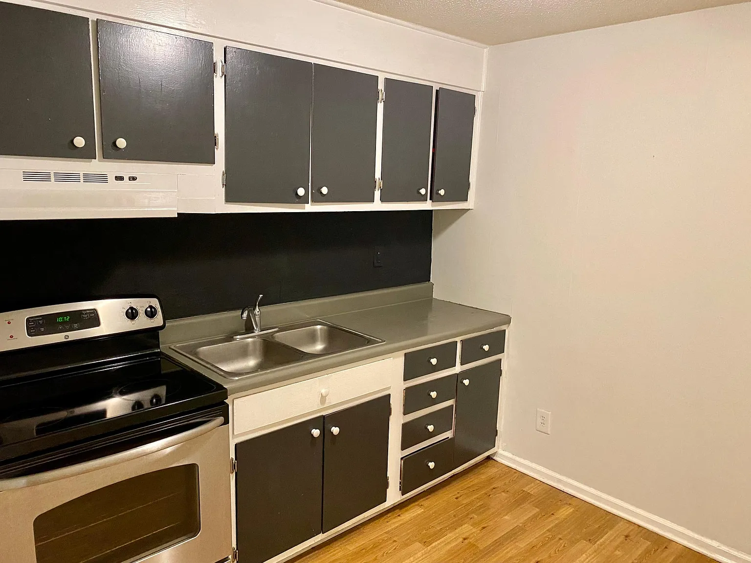 604 W Markham Ave — Photo 2