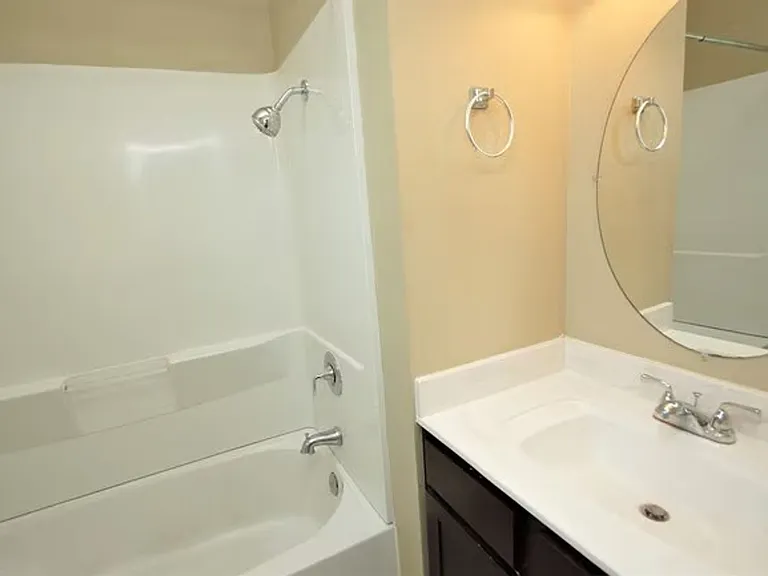 Stone Hill Apartments — Photo 10